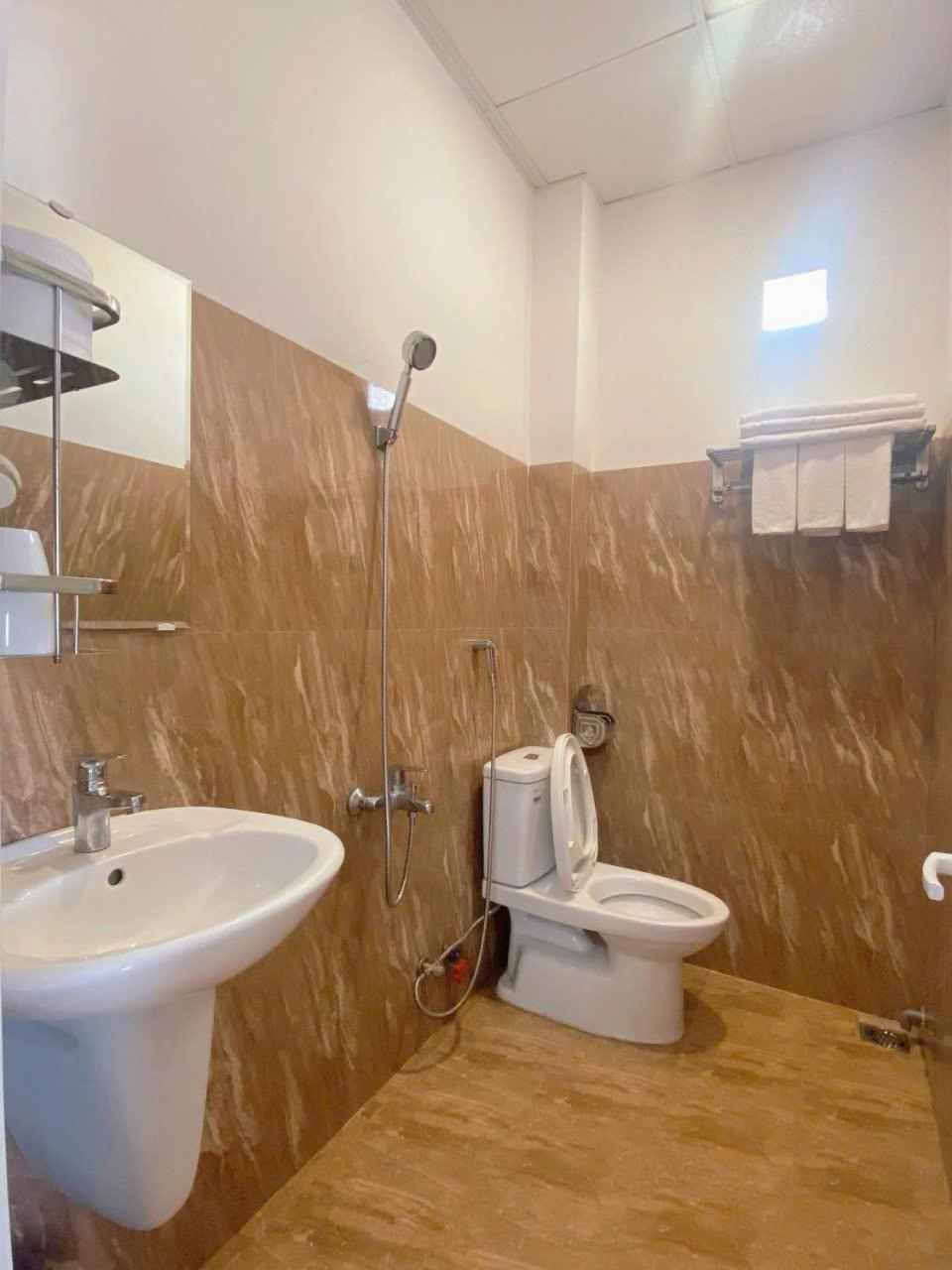 Khach San My Ngoc Hotell Buôn Ma Thuột Exteriör bild